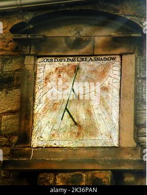 Antica meridiana sul muro della Chiesa Parrocchiale di Santa Maria a Whitby, North Yorkshire : l'iscrizione recita: "I NOSTRI GIORNI PASSANO COME UN'OMBRA") Foto Stock
