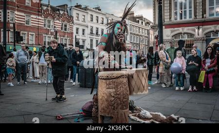 Artista nativo americano affaccendato a Londra. Foto Stock