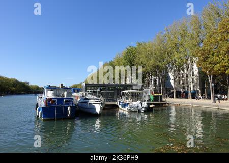 Le navi ormeggiate sul Canal de l'Ourcq, a Parigi, sono diventate un alloggio permanente Foto Stock