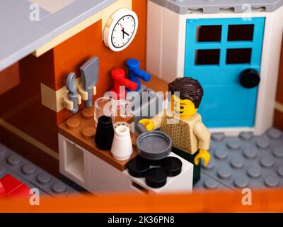 Tambov, Federazione Russa - 04 gennaio 2022 Una figura di Lego Man nella sua piccola cucina Foto Stock