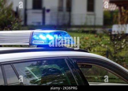 Luci blu lampeggianti su un'auto di polizia in servizio, parte del veicolo, spazio copia, messa a fuoco selezionata Foto Stock