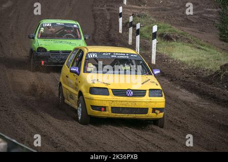 Grambek, Germania, 10 settembre 2022: Auto da corsa autocross ADAC NAX-Club Moelln, due veicoli speciali sulla pista di gara di terra e sporcizia, spazio copia, Foto Stock