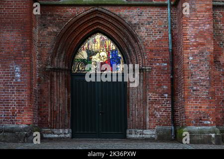 Lubecca, Germania, 15 gennaio 2022: Portale e porta d'ingresso della Cappella della Danza della morte nella Marienkirche (St Maria) con una finestra Foto Stock