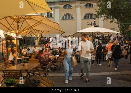 Ljubljana, Slovenia - Settembre 3rd 2022. I turisti e gli abitanti del luogo godono di cibo e bevande in un mercato di cibo di strada all'aperto a Pogacarjev Trg, nel centro di Ljubljana Foto Stock