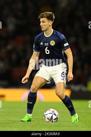 Glasgow, Scozia, 24th settembre 2022. Kieran Tierney di Scozia durante la partita della UEFA Nations League ad Hampden Park, Glasgow. L'immagine di credito dovrebbe essere: Neil Hanna / Sportimage Foto Stock