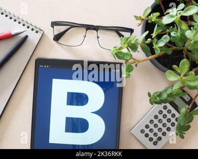 In questa illustrazione, il logo Brookfield Asset Management Inc. Viene visualizzato su un tablet. Foto Stock