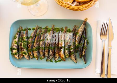 Sardine alla griglia con salsa di gremolata su piatto Foto Stock