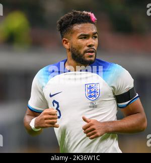 23 set 2022 - Italia / Inghilterra - UEFA Nations League - Gruppo 3 - San Siro la nipote d'Inghilterra James durante la partita della UEFA Nations League contro l'Italia. Foto : Mark Pain / Alamy Live News Foto Stock