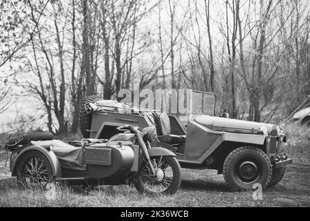 Old Tricar, Gray Motorcycle a tre ruote con Un Sidecar delle forze tedesche e Willys Mb jeep, Stati Uniti Camion dell'esercito, 4x4 parcheggiato a Forest durante Foto Stock