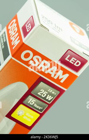 Amburgo, Germania - Settembre 25 2022: LED OSRAM Glühbirne 25 Watt mit Karton primo piano - lampada a LED Osram 25 Watt con scatola di cartone primo piano Foto Stock