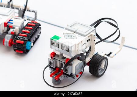 Giocattolo professionale RC modelli di robot radiocomando. Illuminazione naturale. Insegnare ai bambini la modellazione RC. Robot radio-controllati fatti in casa, focalizzazione selettiva Foto Stock