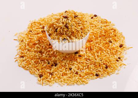 Deliziosi spuntini salati dolci indiani 'Chanachur' o Bombay Mix.Bombay mix chanachur su sfondo bianco. Foto Stock