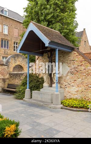 Bruges, Belgio - 18 agosto 2018: Via Crucis nel cortile della chiesa nel centro della città. Foto Stock