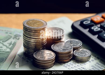 Concetto di baht thailandese monete o risparmiare denaro. Finanza e business. Foto Stock