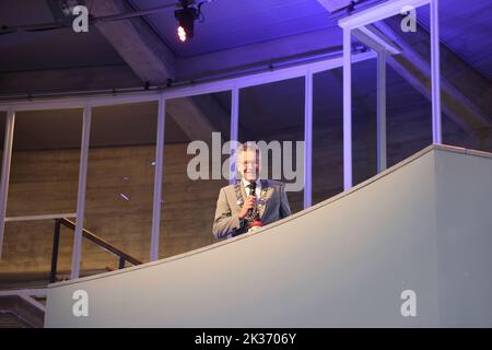 Sindaco di Eindhoven Jeroen Dijsselbloem alla riapertura dell'Evoluon con la mostra Retrofurse il 24-9-2022; la sua prima azione ufficiale di apertura Foto Stock