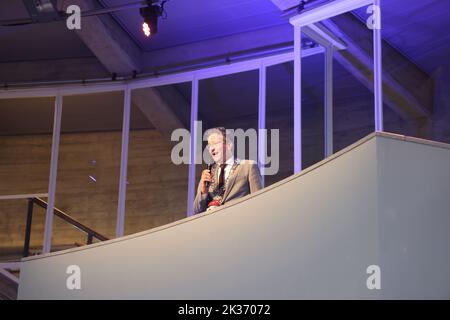 Sindaco di Eindhoven Jeroen Dijsselbloem alla riapertura dell'Evoluon con la mostra Retrofurse il 24-9-2022; la sua prima azione ufficiale di apertura Foto Stock