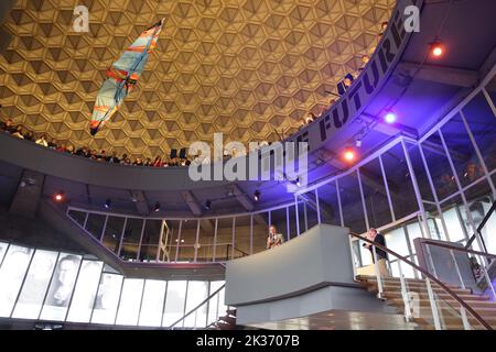 Sindaco di Eindhoven Jeroen Dijsselbloem alla riapertura dell'Evoluon con la mostra Retrofurse il 24-9-2022; la sua prima azione ufficiale di apertura Foto Stock