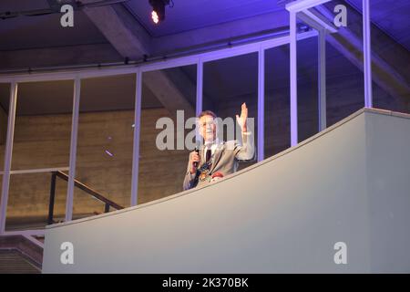 Sindaco di Eindhoven Jeroen Dijsselbloem alla riapertura dell'Evoluon con la mostra Retrofurse il 24-9-2022; la sua prima azione ufficiale di apertura Foto Stock