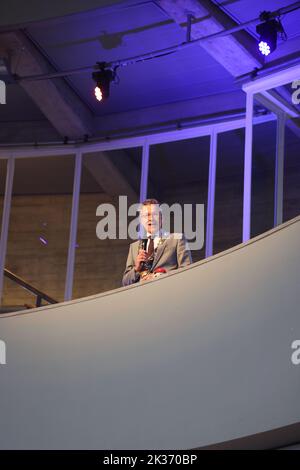 Sindaco di Eindhoven Jeroen Dijsselbloem alla riapertura dell'Evoluon con la mostra Retrofurse il 24-9-2022; la sua prima azione ufficiale di apertura Foto Stock