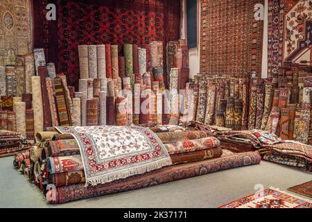 Varietà di splendidi tappeti orientali nel tradizionale negozio di tappeti in Medio Oriente Foto Stock