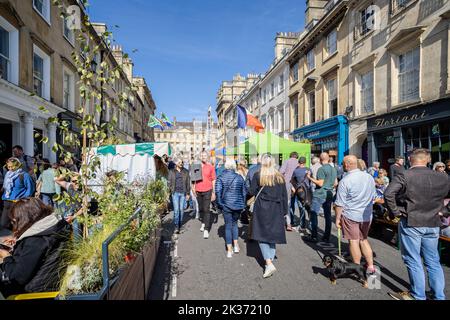 Folle di persone al festival del cibo di strada Great Bath Feast a Milsom Street, Bath, Avon, Regno Unito, il 24 settembre 2022 Foto Stock