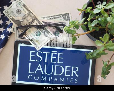 In questa illustrazione, il logo di Estee Lauder Companies visualizzato su un tablet. Foto Stock