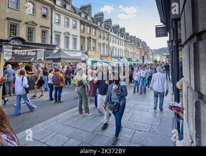 Folle di persone al festival del cibo di strada Great Bath Feast a Milsom Street, Bath, Avon, Regno Unito, il 24 settembre 2022 Foto Stock