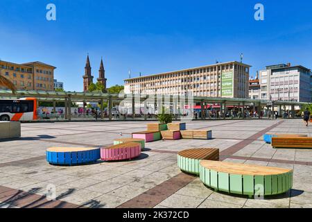 Ludwigshafen, Germania - 2022 agosto: Piazza della città chiamata 'Berliner Platz' con i mezzi pubblici autobus e la stazione del tram Foto Stock