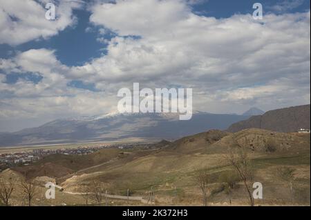 La città di Agri Dogubayazit e Monte Ararat dietro Foto Stock