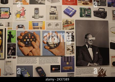 Muro con collezione storica di annunci di aziende e applicazioni tecnologiche, esposti alla fiera Retrofurse di Evoluon Foto Stock