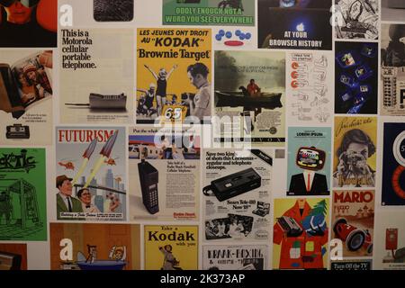 Muro con collezione storica di annunci di aziende e applicazioni tecnologiche, esposti alla fiera Retrofurse di Evoluon Foto Stock