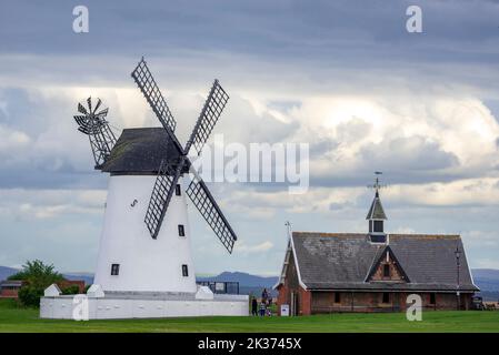Il mulino a vento Lytham St Annes si trova sul lungomare del resort del Lancshire. Foto Stock