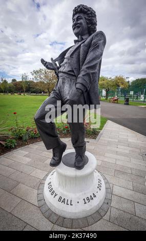 Statua del ballo comico di Bobby al Lytham St Annes Lowther Park. Bpbby morì da Covid. Foto Stock