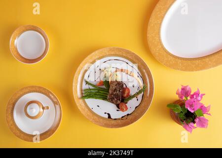 Colorati spuntini locali a buon mercato del Bangladesh su una malamina locale in tarda serata su sfondo rosa Foto Stock