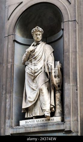 Statua di Dante Alighieri alla Galleria degli Uffizi, Firenze. Dante era famoso poeta e scrittore italiano medievale, autore della Divina Commedia. Vista verticale di s Foto Stock