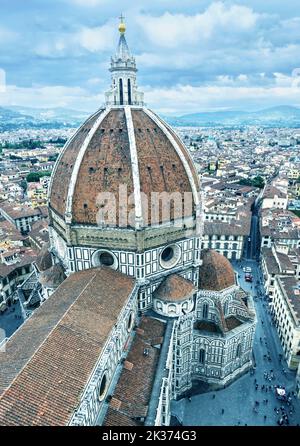 Firenze in inverno, Italia, Europa. Vista sul Duomo o sulla Basilica di Santa Maria del Fiore (Santa Maria del Fiore), punto di riferimento principale della città di Firenze. Scenario di F. Foto Stock