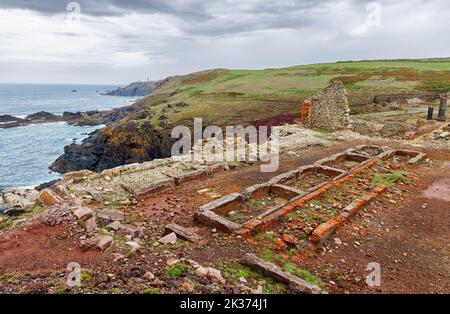 Rovine e fondazioni sulla scogliera della miniera di Levant della miniera di Geevor sulla costa settentrionale della Cornovaglia, parte della miniera di Cornovaglia di Tin Coast, sito patrimonio dell'umanità dell'UNESCO Foto Stock