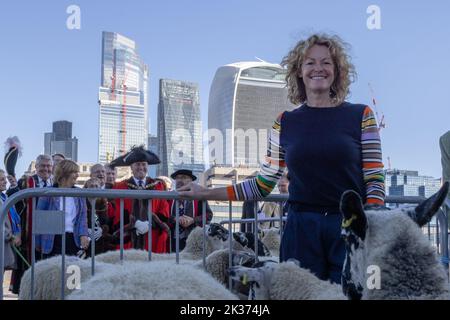 Londra, Regno Unito. 25th Set, 2022. Il presentatore televisivo Kate Humble guida l'annuale Sheep Drive attraverso il London Bridge. Fu accompagnata dal sindaco di Londra Vincent Keaveny e da oltre 1.000 Freemen della City di Londra, esercitando il loro antico diritto di guidare pecore senza pedaggio sul London Bridge. Credit: Andy Sillett/Alamy Live News Foto Stock