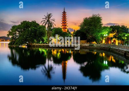 Tran Quoc Pagoda al crepuscolo ad Hanoi, Vietnam. Foto Stock