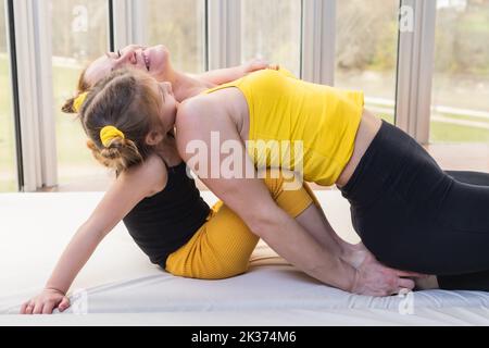 Mamma in forma giovane che ha tempo d'amore con sua figlia Foto Stock