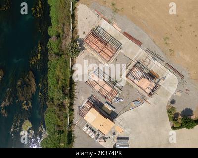 Foto aerea vista dall'alto verso il basso di piccole case costruite con profilo in metallo Foto Stock