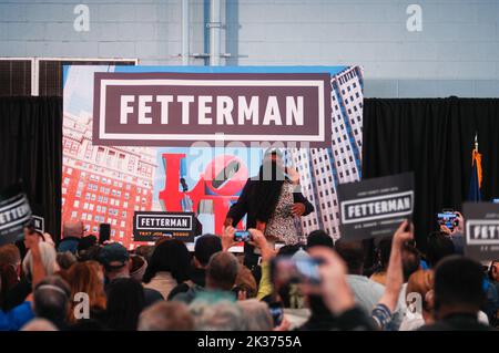 Philadelphia, Stati Uniti. 24th Set, 2022. Il Congressman Dwight Evans accoglie la Pennsylvania Second Lady Gisele Fetterman sul palco con un abbraccio durante un rally per John Fetterman a NW Philadelphia, PA, il 24 settembre 2022. (Cory Clark/Sipa USA) Credit: Sipa USA/Alamy Live News Foto Stock