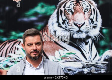 Serhiy Drozd, direttore del ramo Odessa di Ukrposhta, è visto sullo sfondo di un poster con una tigre. Uno dei più antichi in Ucraina, lo zoo di Odessa è stato istituito nel settembre 1922 in onore del centenario dello zoo, eventi solenni si sono tenuti: 1.? Targa commemorativa è stato aperto al suo primo direttore Heinrich Beizert. 2.Ukrposhta ha emesso una busta speciale e un francobollo. La circolazione è limitata, solo 200 pezzi. La cancellazione del timbro è stata effettuata direttamente allo zoo. 3.insieme al sindaco di Odessa Gennady Trukhanov, il direttore dello zoo, Igor Belyakov, ha aperto un nuovo cucciolo di leone.nel mese di aprile, Foto Stock