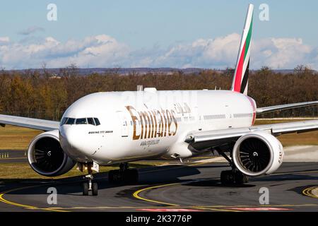 Budapest, Ungheria - 11 novembre 2017: Aereo passeggeri Emirates in aeroporto. Programma il viaggio di volo. Aviazione e aeromobili. Trasporto aereo. Inter. Globale Foto Stock