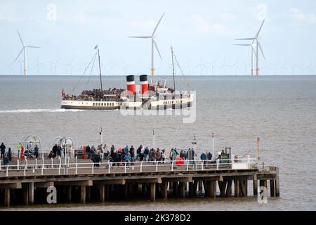 L'ultimo battello a vapore al mondo, il Waverley parte dal molo di Clacton a Clacton-on-Sea, Essex, per un viaggio a Londra in occasione del suo 75th° anniversario. Data immagine: Domenica 25 settembre 2022. Foto Stock