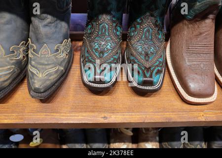 Una lunga fila di stivali da cowboy in vendita in un negozio in Texas Foto Stock