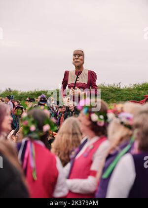 Sunrise Folklore incontro con il gigante sul verde di Ladies Parlour nel festival Jack in the Green maggio 2022 - West Hill, Hastings East Sussex Inghilterra Regno Unito Foto Stock