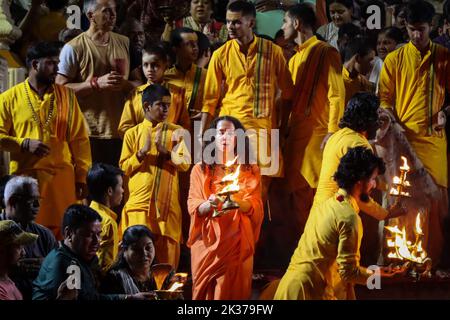 23 settembre 2022, Rishikesh, Uttarakhand, India: Sadhvi Bhagawati Saraswati, una donna di fama leader spirituale in India con devoti esegue Aarti, un rituale impiegato nel culto, ai ghati di Parmarth Niketan, lungo il fiume Ganges. Parmarth Niketan fondata nel 1942 da Pujya Swami Sukhdevanandji Maharaj è il più grande ashram di Rishikesh, con oltre 1000 camere che forniscono un'atmosfera pulita, pura e sacra con abbondanti e bei giardini a migliaia di pellegrini che provengono da tutti gli angoli della Terra. Le attività quotidiane al Parmarth Niketan includono yoga quotidiano specializzato in V Foto Stock