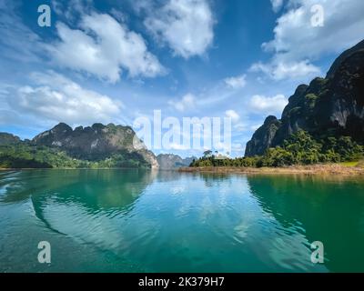 Lago d'acqua Emerland in montagna. Incredibile paesaggio estivo naturale. Splendido sfondo naturale. Meta turistica popolare. Viaggi, turismo a Cheow Larn Lago - KHAO SOK Parco Nazionale, Thailandia Foto Stock