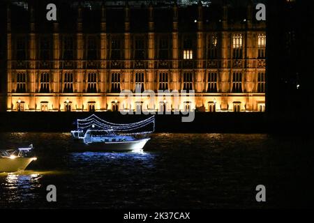 Ondon, UK, 24th settembre 2022, The Reflections flotilla è un tributo della comunità fluviale che segna il passaggio di sua Maestà la Regina e l'adesione di Re Carlo III La chiatta della Regina, Gloriana è il pezzo centrale della flottiglia. Mentre le barche scivolano tranquillamente, permetterà a coloro che osservano di ricordare il passato e pensare positivamente al futuro. L'evento si eleverà fino a £20.000 per l'RNLI, sostenendo la costruzione di una nuova stazione di lifeboat a Waterloo Bridge, Andrew Lalchan Photography/Alamy Live News Foto Stock